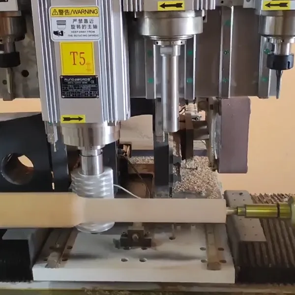 Maquinaria para procesar madera en funcionamiento