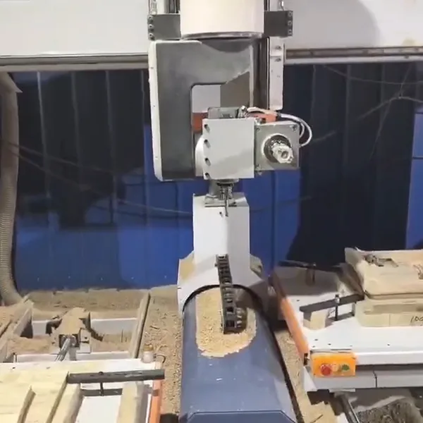 Maquinaria para procesar madera en funcionamiento