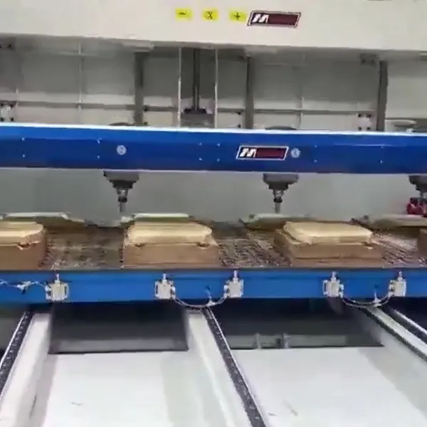 Maquinaria para procesar madera en funcionamiento