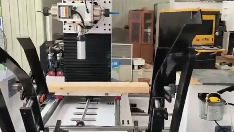 Torno CNC para madera de 5 ejes, 3