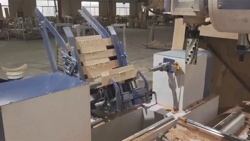 Torno CNC para madera de 5 ejes, 4