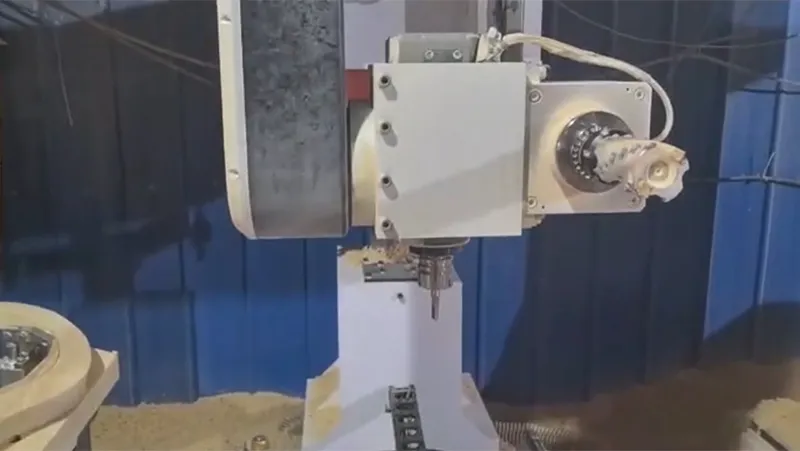 Torno CNC para madera de 5 ejes con doble mesa, 2