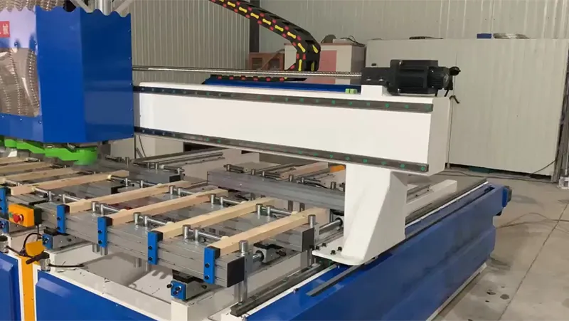 Mortajadora automática de doble mesa