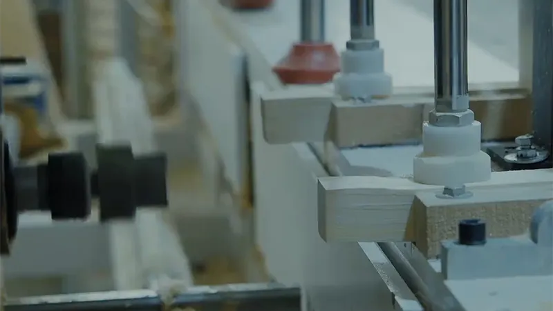 Mortajadora / espigadora CNC (con perforadora lateral)