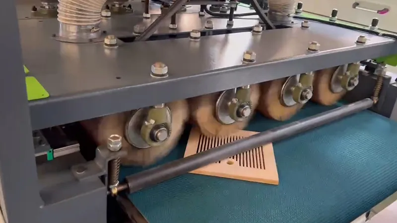 Lijadora con cepillos para perfiles
