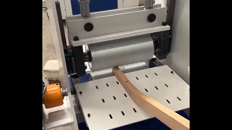 Máquina de gofrado para madera