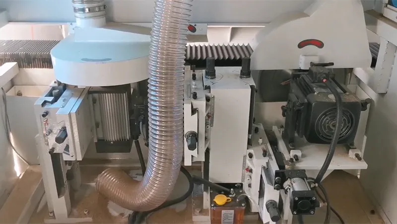 Sierra ingletadora CNC de doble cabezal
