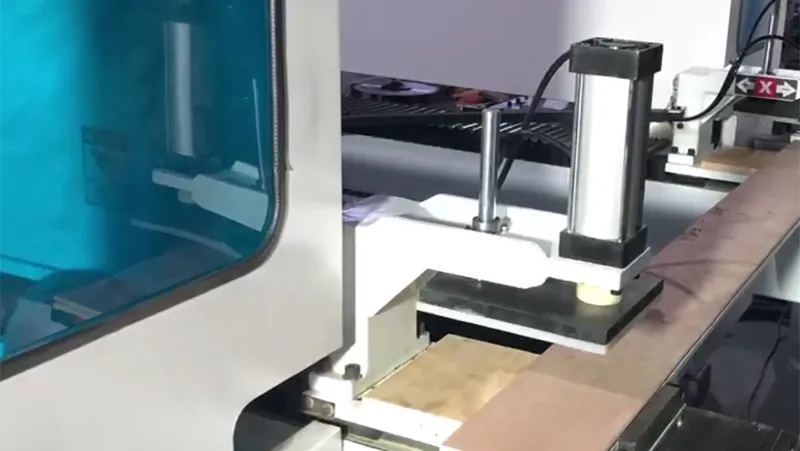 Máquina CNC para corte y taladrado en ambos extremos de jambas de puerta