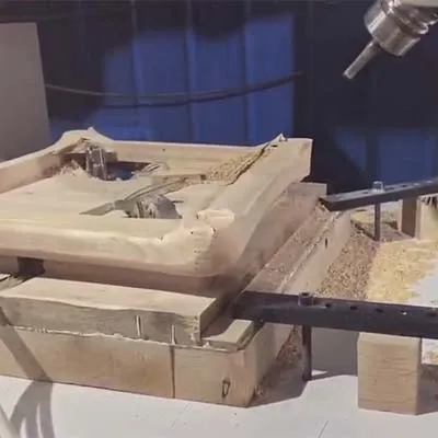 Torno CNC para madera de 5 ejes, con doble mesa