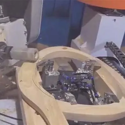 Torno CNC para madera de 5 ejes, con doble mesa
