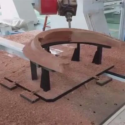 Torno CNC para madera de 5 ejes, con doble mesa